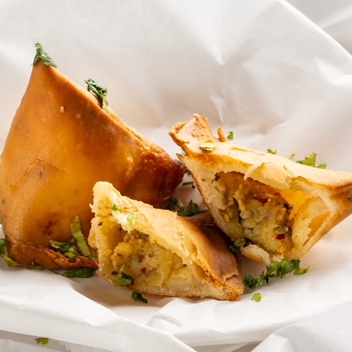 Veg Samosa (2 pcs).