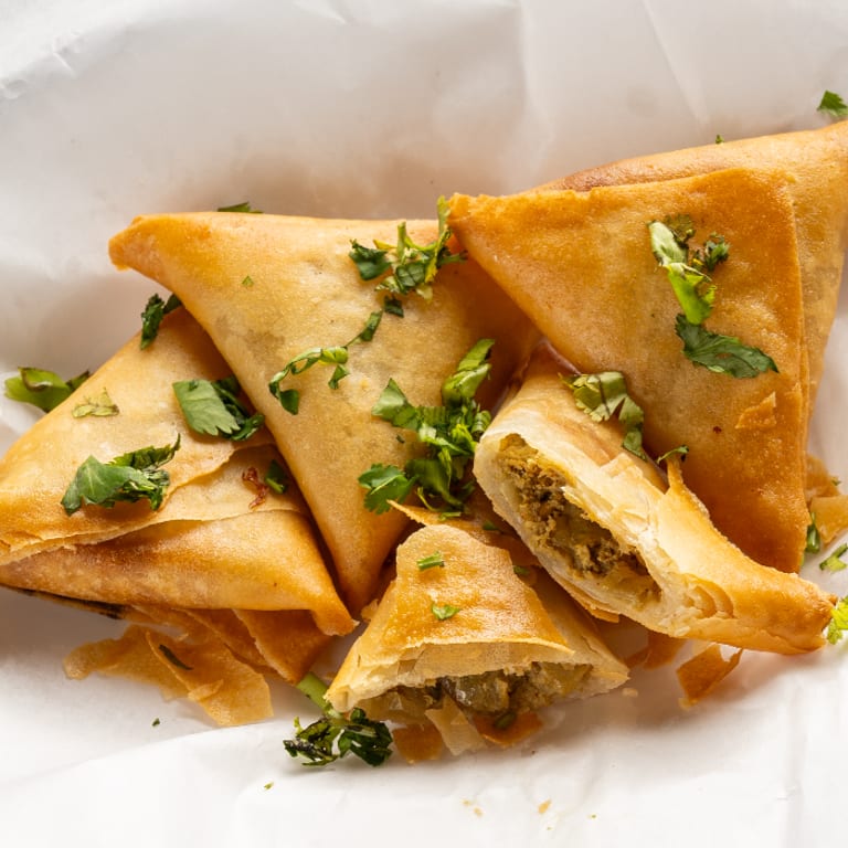 Delicious Chicken Samosa: A Flavorful Pakistani Appetizer